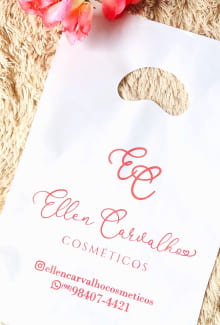 Sacola plástica alça vazada na cor branca, com a logomarca Ellen (apenas texto), na cor vermelho.