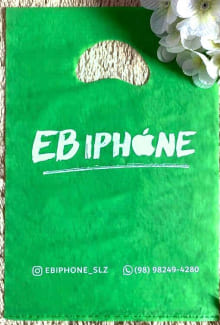 Sacola plástica alça vazada na cor verde, com a logomarca EB Iphone (Apenas texto, com a logo marca da Apple na letra "o" do nome Iphone).